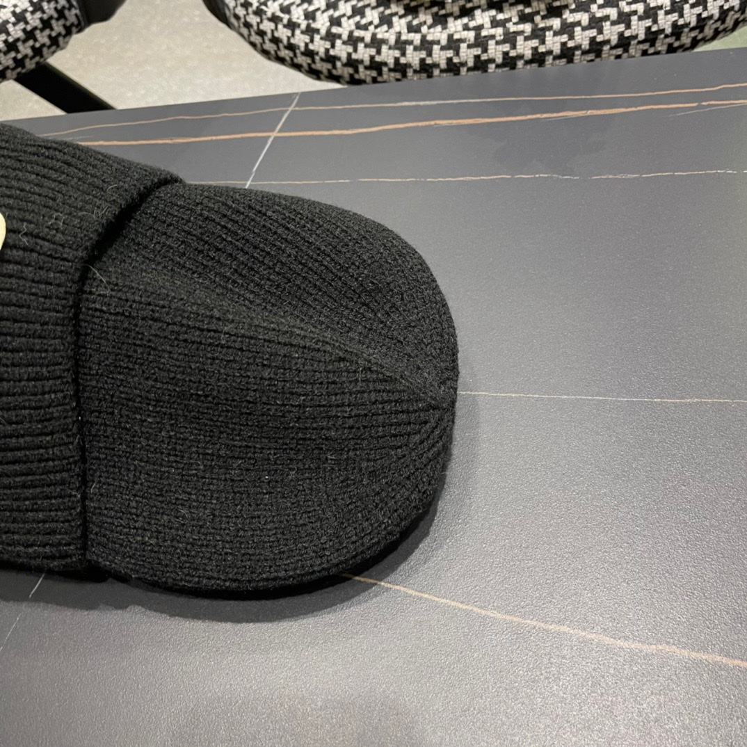 盟可睐 moncler 蒙口 💜💜秋冬针织毛线帽经典版型~百搭的针织毛线帽对穿搭非常加分弹性好 男生女生