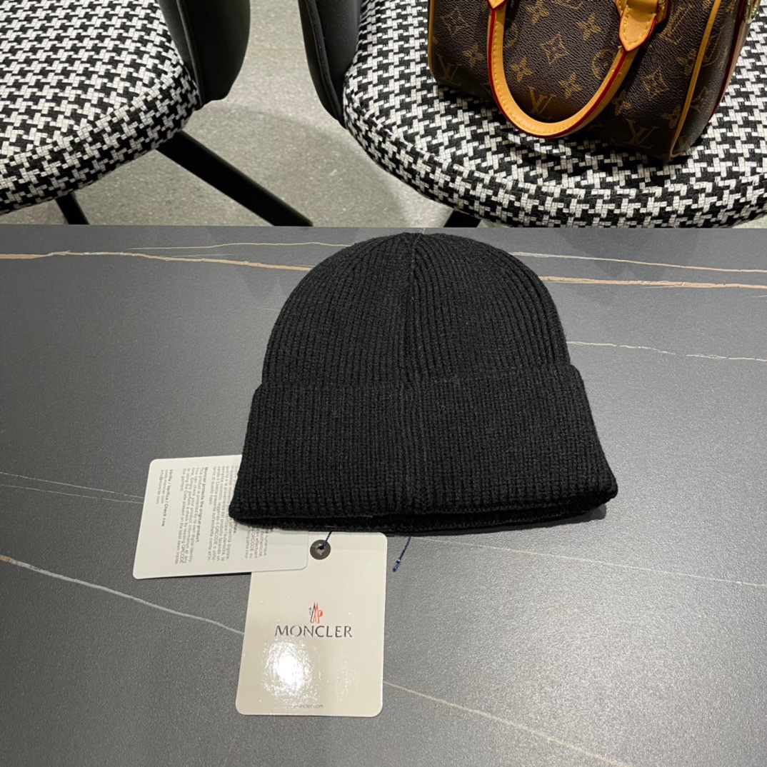 盟可睐 moncler 蒙口 💜💜秋冬针织毛线帽经典版型~百搭的针织毛线帽对穿搭非常加分弹性好 男生女生