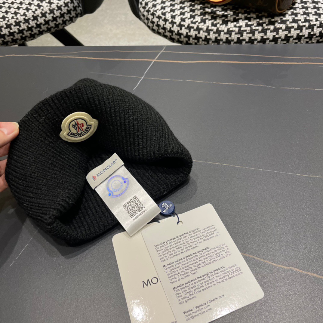 盟可睐 moncler 蒙口 💜💜秋冬针织毛线帽经典版型~百搭的针织毛线帽对穿搭非常加分弹性好 男生女生