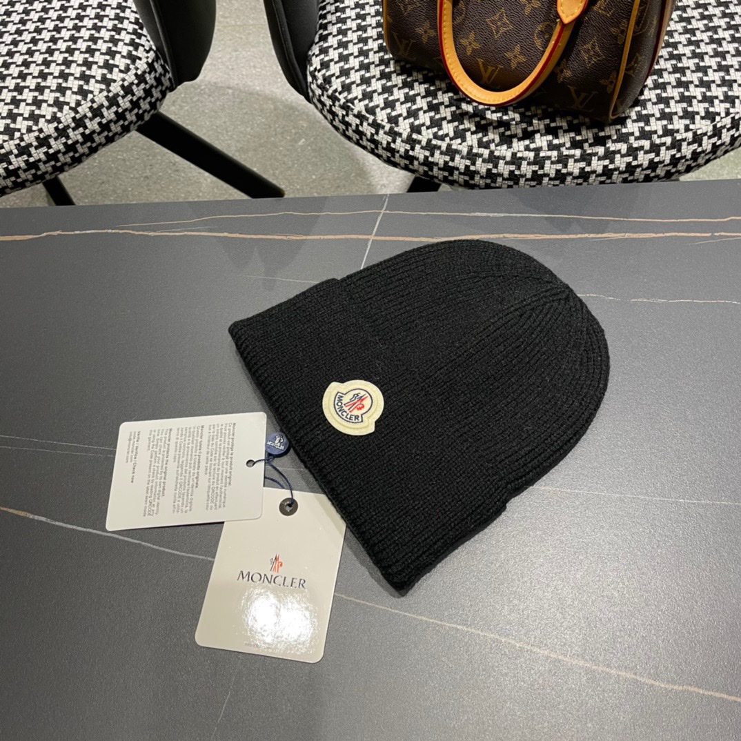 盟可睐 moncler 蒙口 💜💜秋冬针织毛线帽经典版型~百搭的针织毛线帽对穿搭非常加分弹性好 男生女生