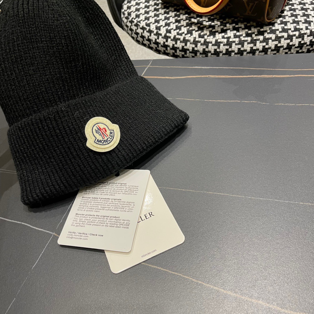 盟可睐 moncler 蒙口 💜💜秋冬针织毛线帽经典版型~百搭的针织毛线帽对穿搭非常加分弹性好 男生女生