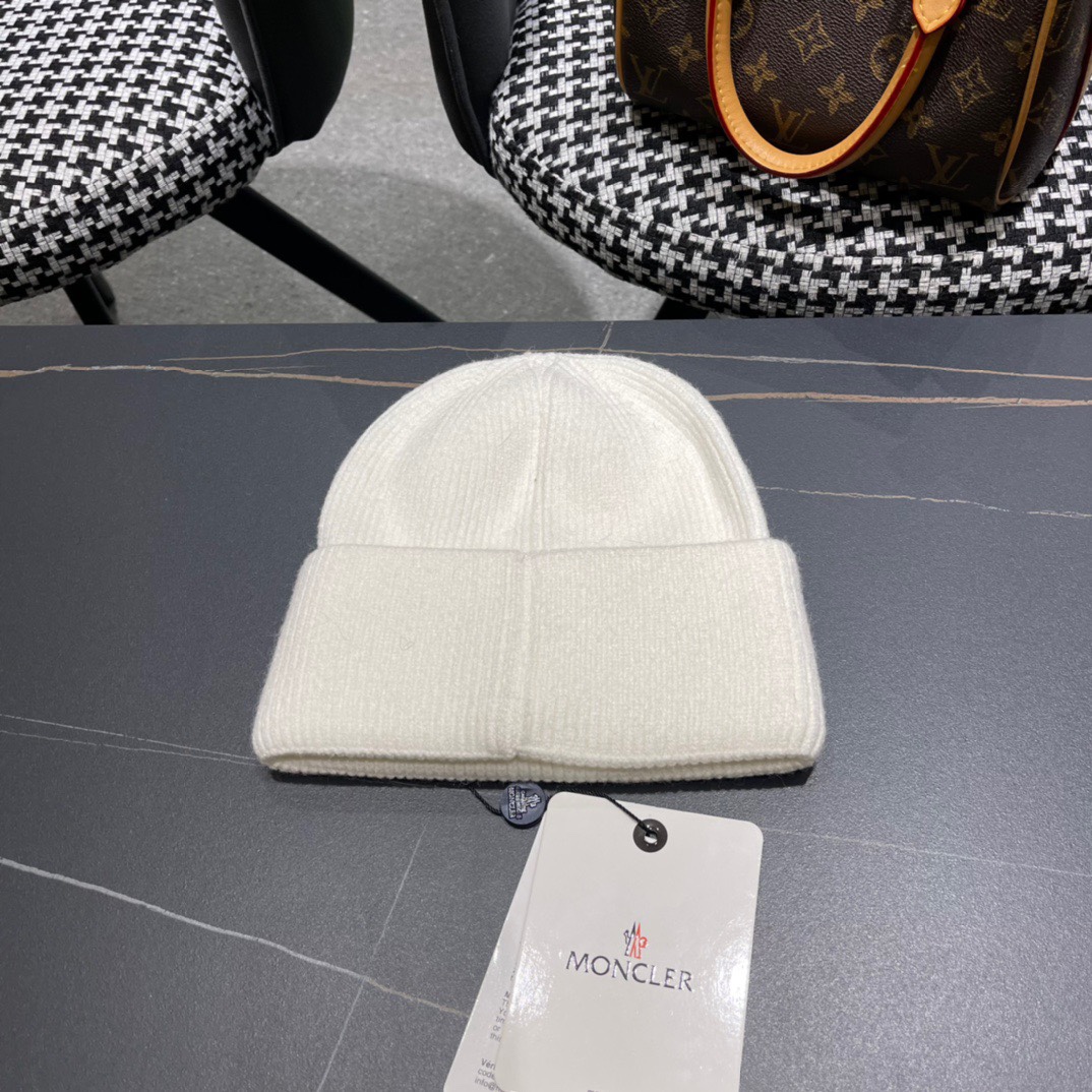 盟可睐 moncler 蒙口 💜💜秋冬针织毛线帽经典版型~百搭的针织毛线帽对穿搭非常加分弹性好 男生女生