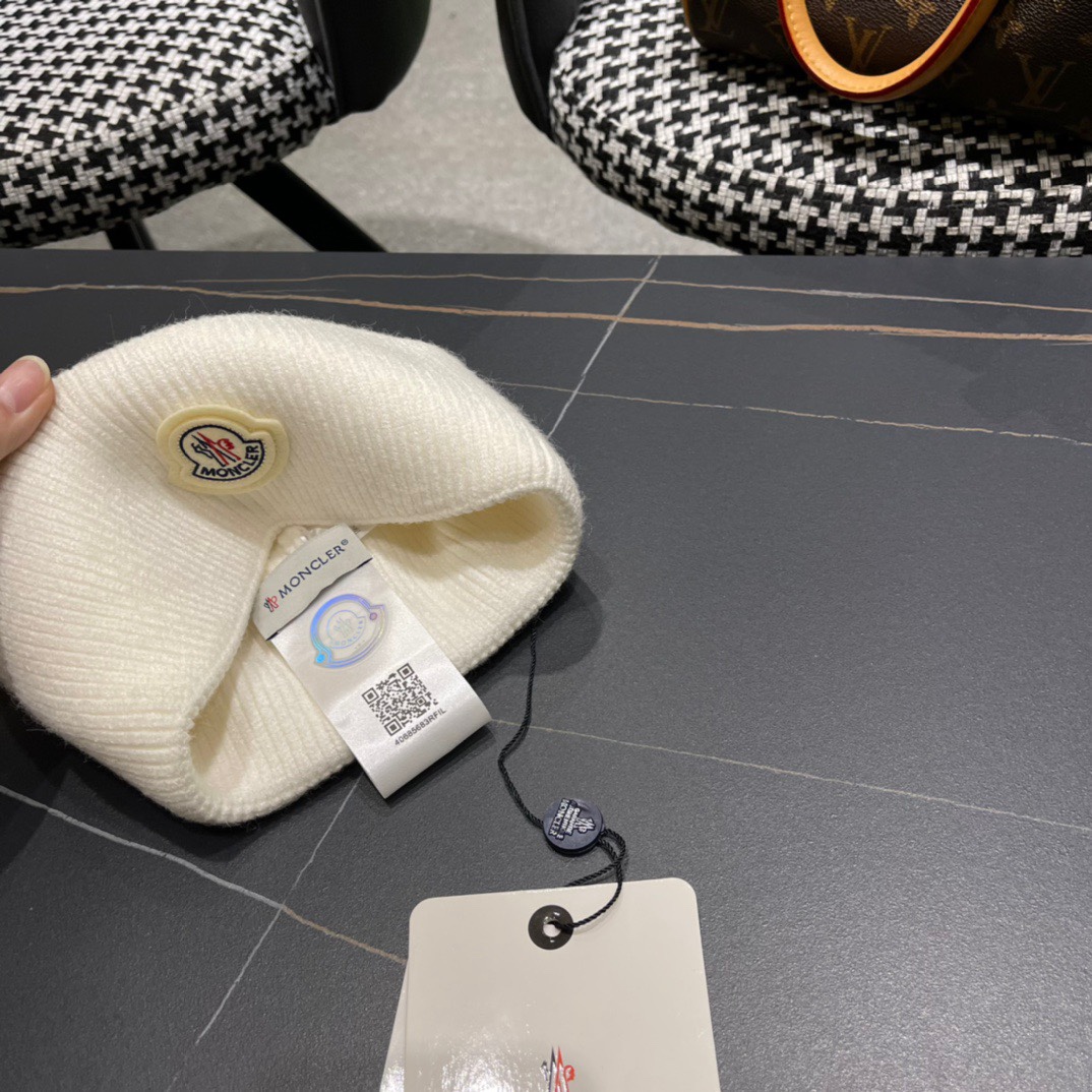 盟可睐 moncler 蒙口 💜💜秋冬针织毛线帽经典版型~百搭的针织毛线帽对穿搭非常加分弹性好 男生女生