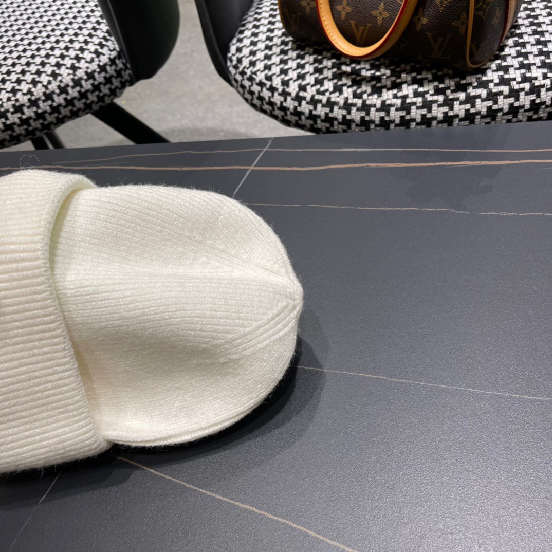 盟可睐 moncler 蒙口 💜💜秋冬针织毛线帽经典版型~百搭的针织毛线帽对穿搭非常加分弹性好 男生女生