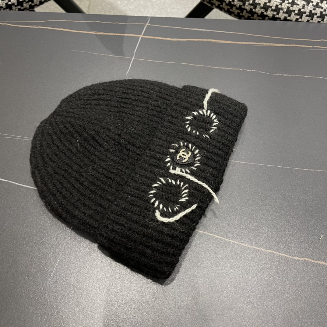 Chanel香奈儿毛线帽，手感超柔软舒适的针织线帽，弹性极佳！