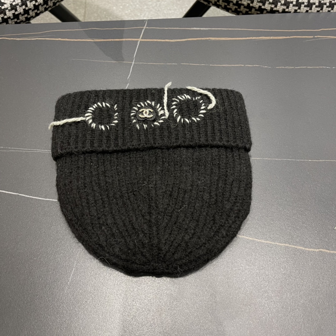 Chanel香奈儿毛线帽，手感超柔软舒适的针织线帽，弹性极佳！