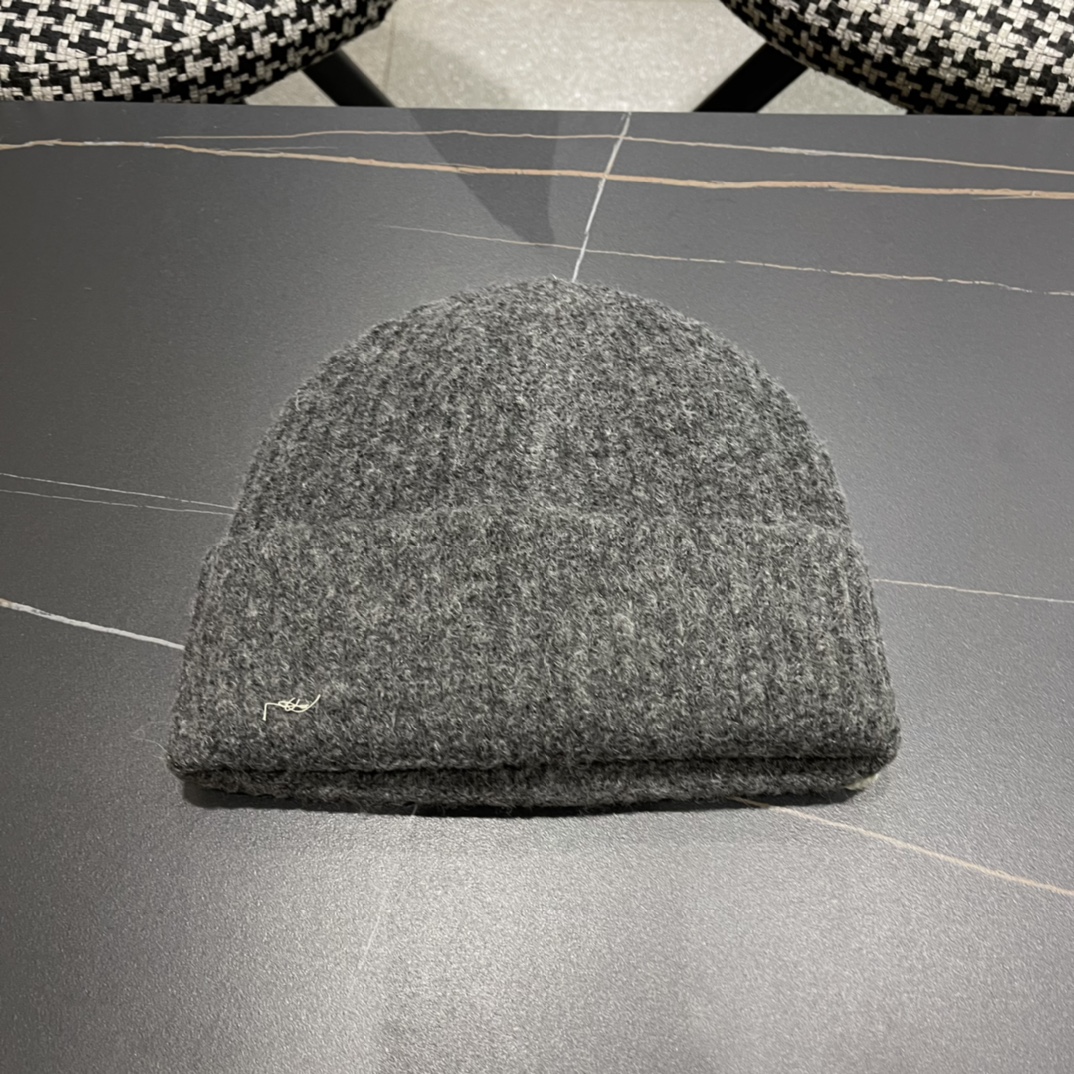 Chanel香奈儿毛线帽，手感超柔软舒适的针织线帽，弹性极佳！