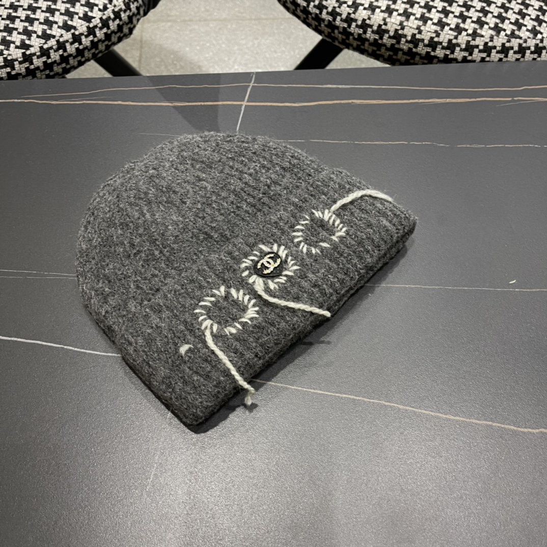 Chanel香奈儿毛线帽，手感超柔软舒适的针织线帽，弹性极佳！