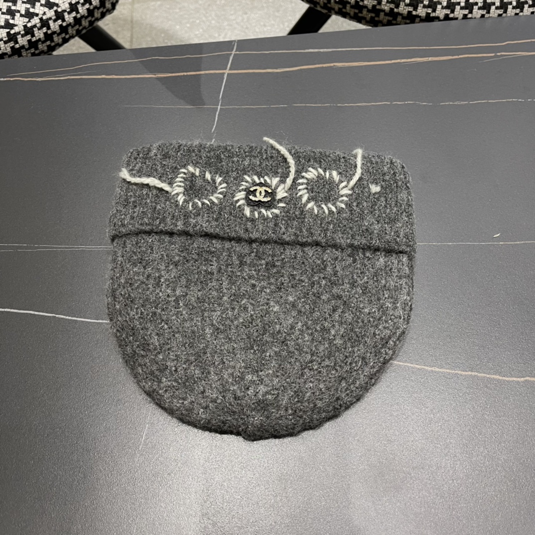 Chanel香奈儿毛线帽，手感超柔软舒适的针织线帽，弹性极佳！