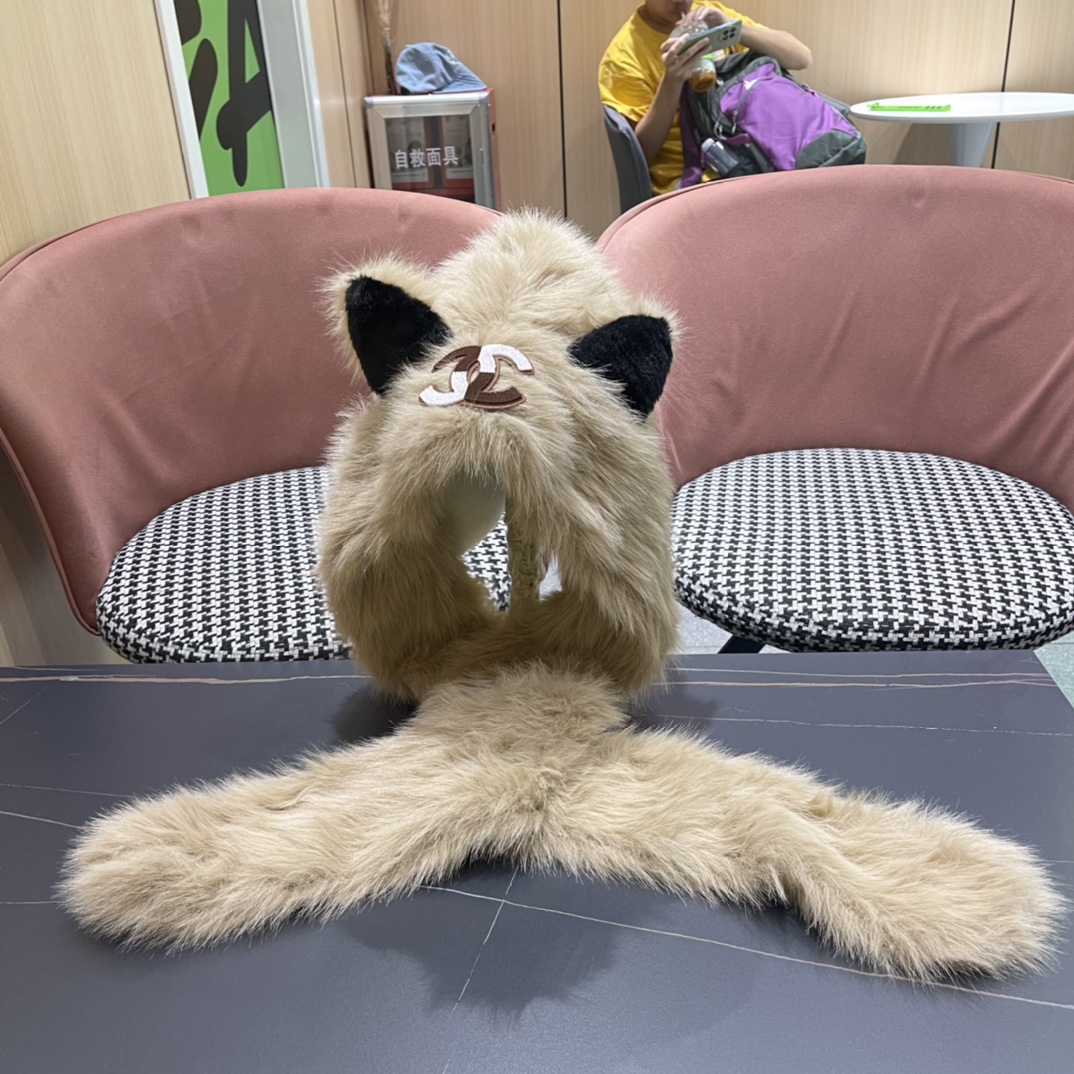 P150🎀香奈儿二件套羊毛套装：狐狸毛帽子➕围巾】经典套装帽子！暖暖哒超级舒服～冬日小姐姐减龄神器哦～这个冬天你就差这么一套套装帽子啦～又保暖又时尚！男女通用款!可以做情侣款多多款式，欢迎选择!