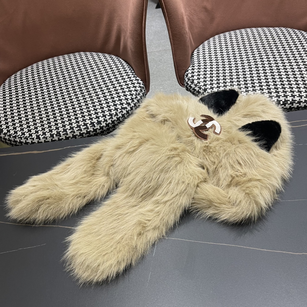 P150🎀香奈儿二件套羊毛套装：狐狸毛帽子➕围巾】经典套装帽子！暖暖哒超级舒服～冬日小姐姐减龄神器哦～这个冬天你就差这么一套套装帽子啦～又保暖又时尚！男女通用款!可以做情侣款多多款式，欢迎选择!