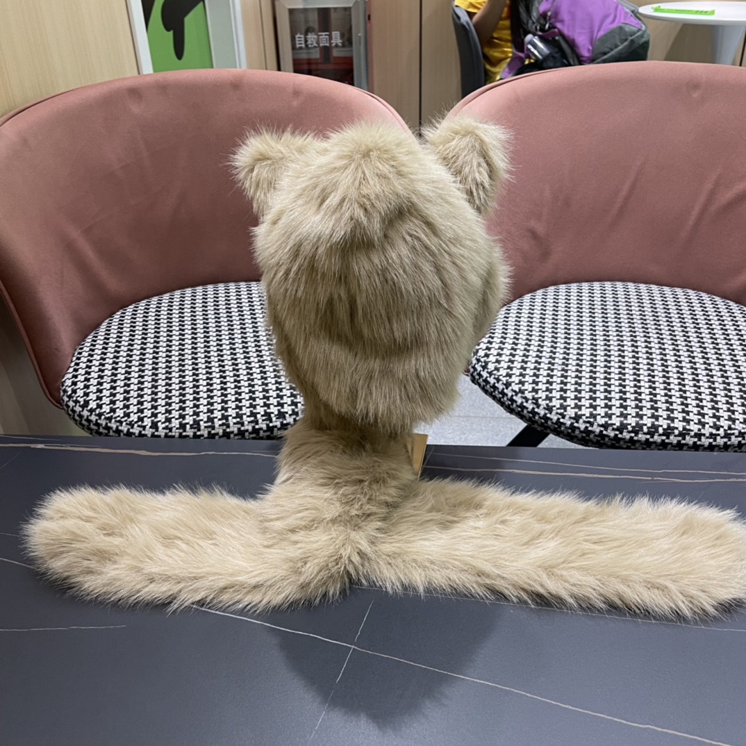 P150🎀香奈儿二件套羊毛套装：狐狸毛帽子➕围巾】经典套装帽子！暖暖哒超级舒服～冬日小姐姐减龄神器哦～这个冬天你就差这么一套套装帽子啦～又保暖又时尚！男女通用款!可以做情侣款多多款式，欢迎选择!