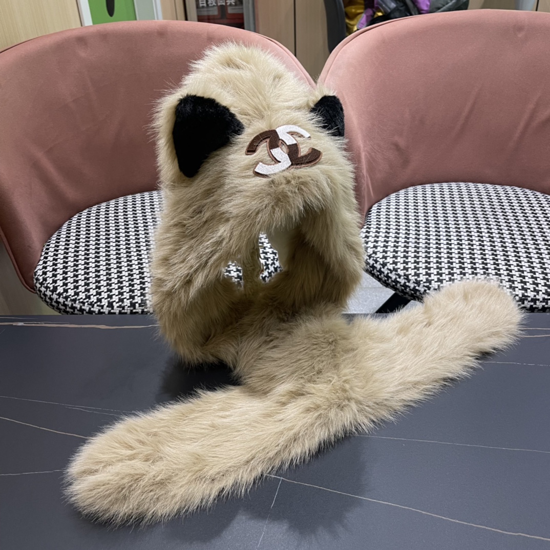 P150🎀香奈儿二件套羊毛套装：狐狸毛帽子➕围巾】经典套装帽子！暖暖哒超级舒服～冬日小姐姐减龄神器哦～这个冬天你就差这么一套套装帽子啦～又保暖又时尚！男女通用款!可以做情侣款多多款式，欢迎选择!