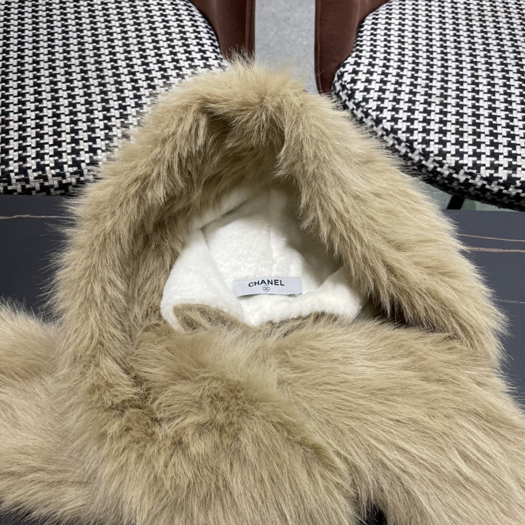 P150🎀香奈儿二件套羊毛套装：狐狸毛帽子➕围巾】经典套装帽子！暖暖哒超级舒服～冬日小姐姐减龄神器哦～这个冬天你就差这么一套套装帽子啦～又保暖又时尚！男女通用款!可以做情侣款多多款式，欢迎选择!