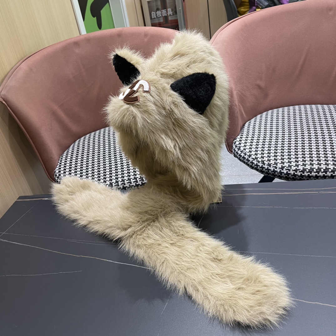 P150🎀香奈儿二件套羊毛套装：狐狸毛帽子➕围巾】经典套装帽子！暖暖哒超级舒服～冬日小姐姐减龄神器哦～这个冬天你就差这么一套套装帽子啦～又保暖又时尚！男女通用款!可以做情侣款多多款式，欢迎选择!