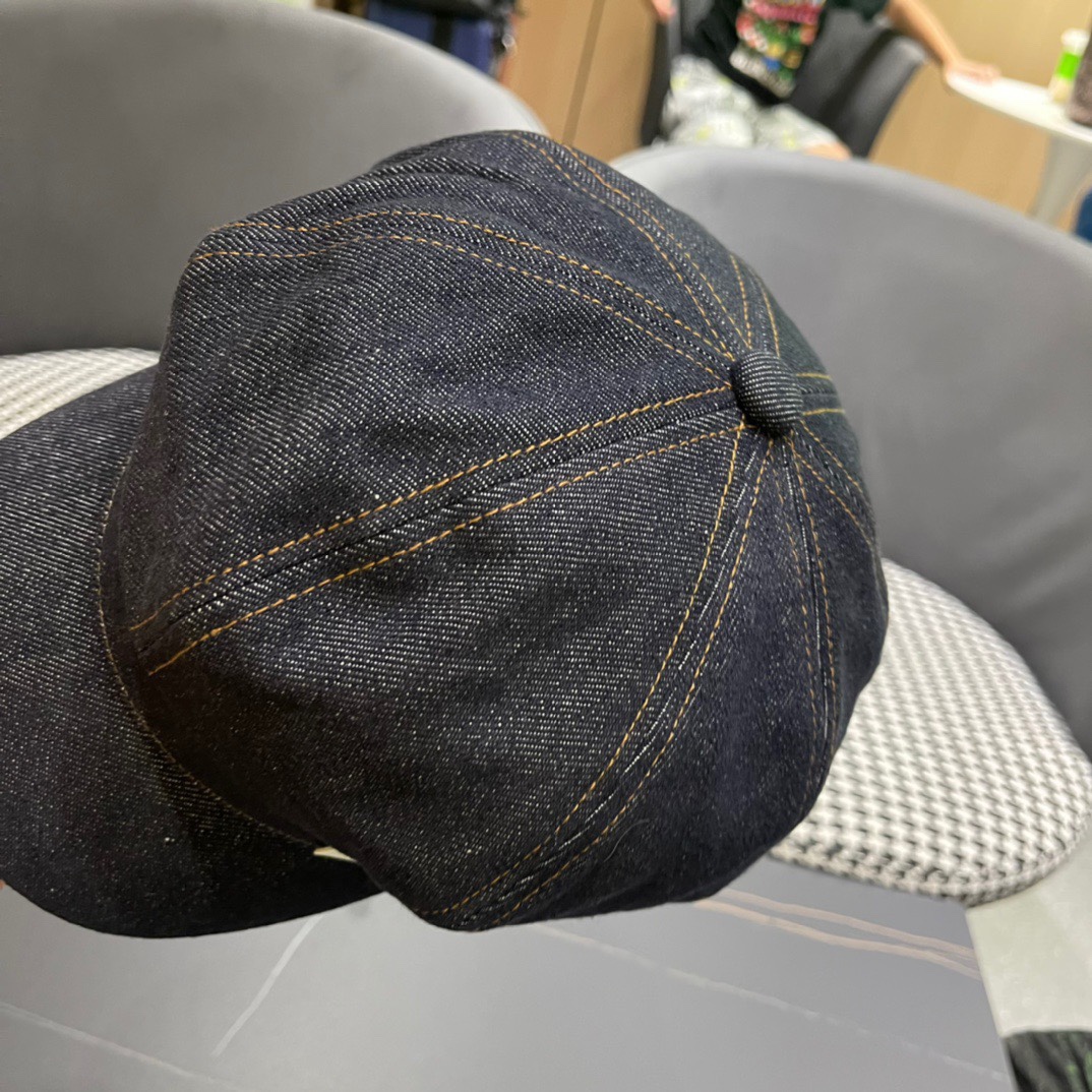 。Celine 赛琳早秋新款军贝雷帽是鸭舌牛仔贝雷帽 进口材质笔挺舒展 整体爽朗有书卷气👍👍