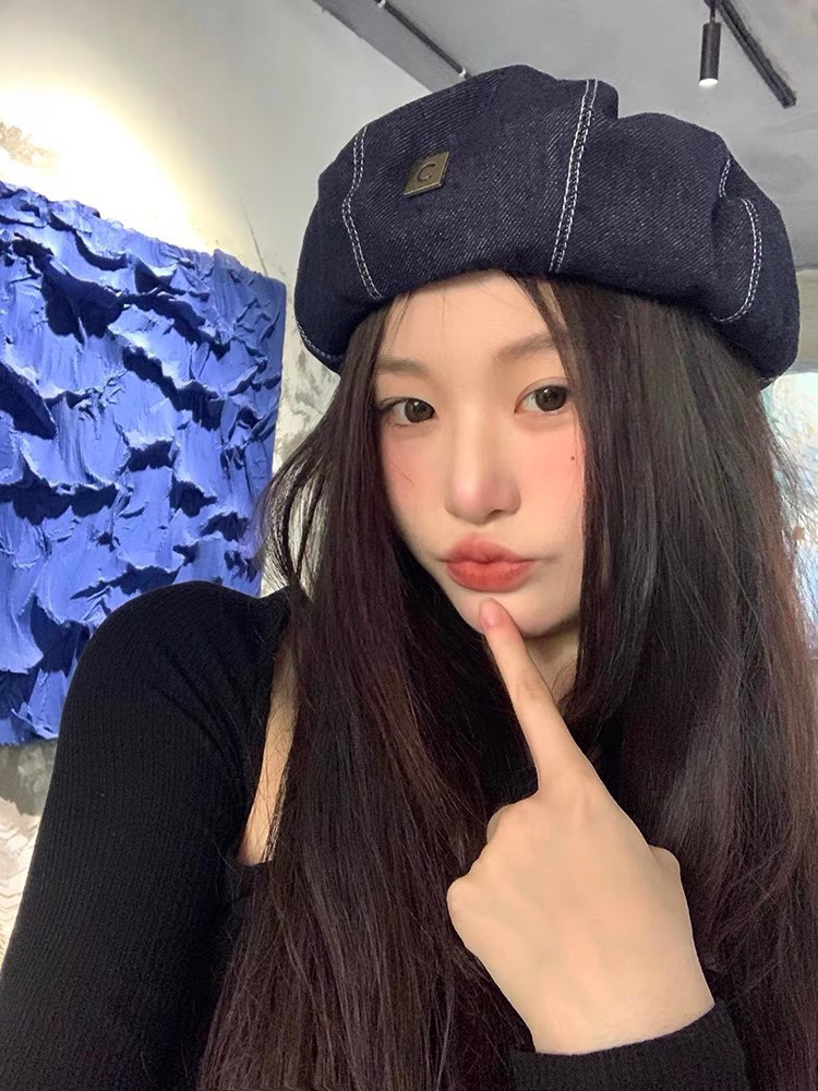 。Celine 赛琳早秋新款军贝雷帽是鸭舌牛仔贝雷帽 进口材质笔挺舒展 整体爽朗有书卷气👍👍