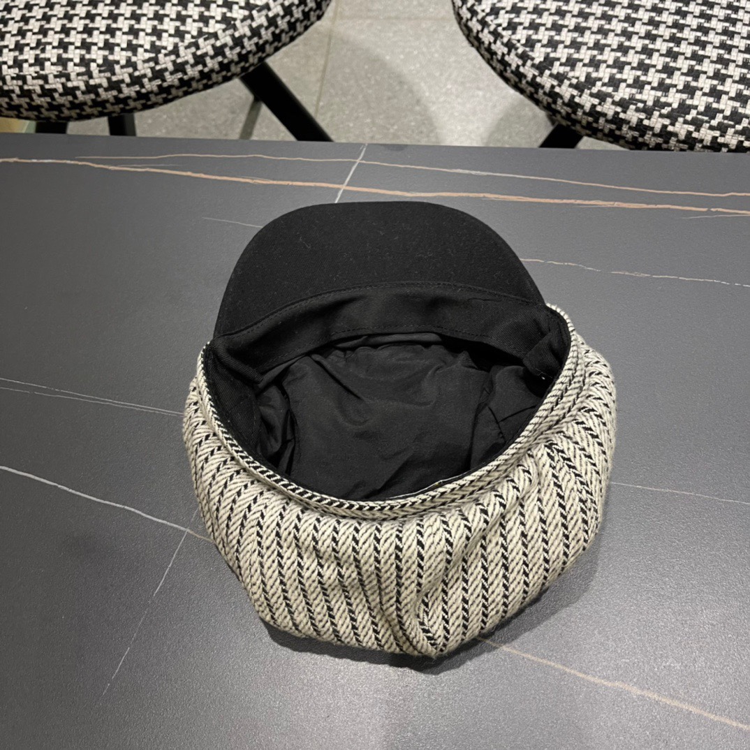  谬谬MIUMIU系列新品早秋贝雷帽 时尚潮人同款单品