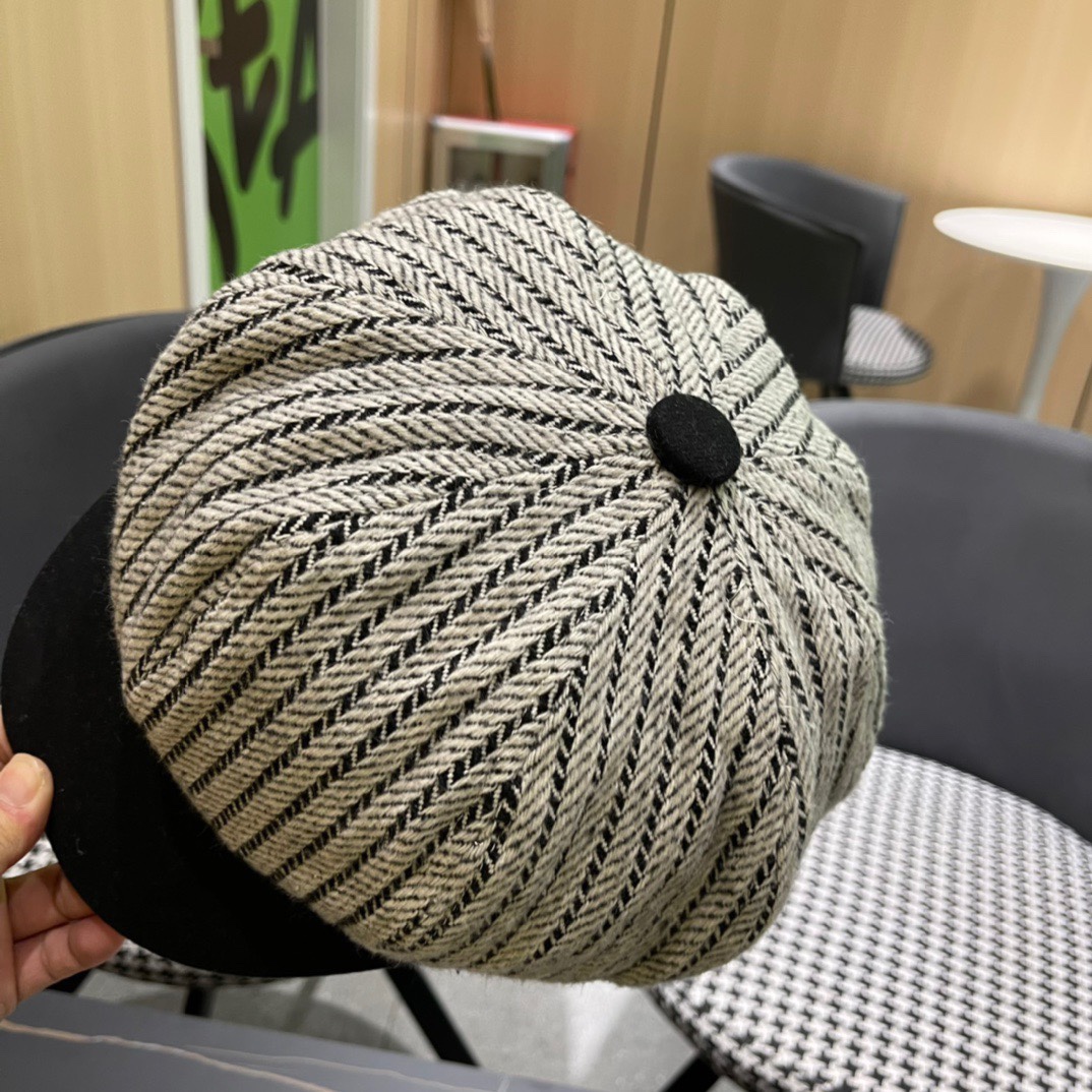  谬谬MIUMIU系列新品早秋贝雷帽 时尚潮人同款单品