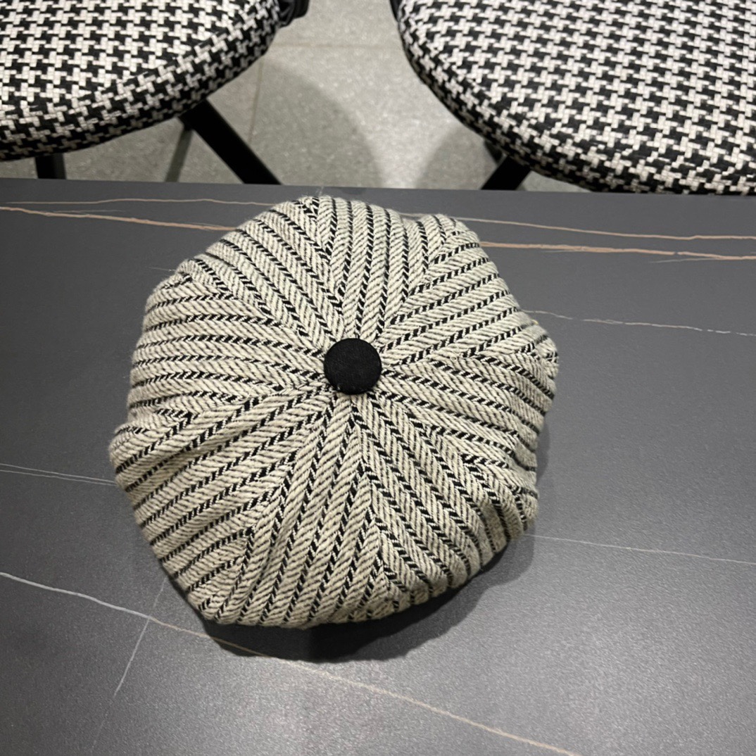  谬谬MIUMIU系列新品早秋贝雷帽 时尚潮人同款单品