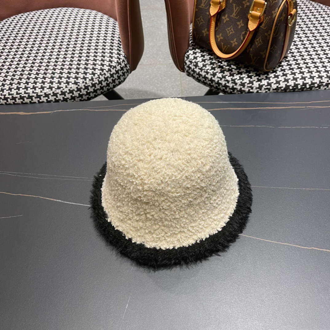 香奈儿Chanel秋冬渔夫帽微A帽型巨显脸小️随便戴都很好看想要酷点选黑色️想温柔气质可以选白色素颜戴这