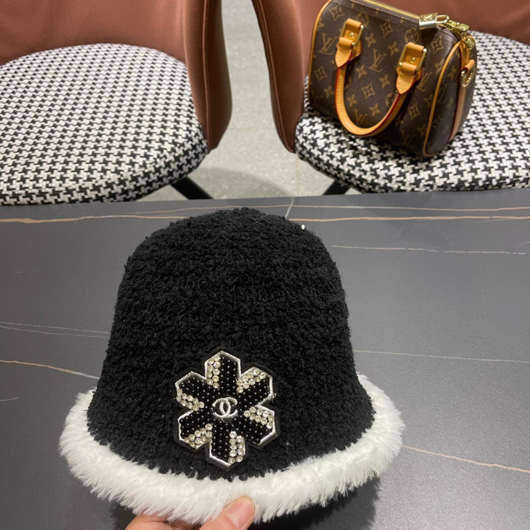 香奈儿Chanel秋冬渔夫帽微A帽型巨显脸小️随便戴都很好看想要酷点选黑色️想温柔气质可以选白色素颜戴这