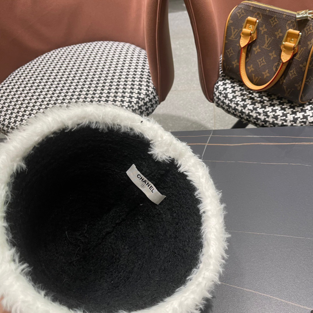 香奈儿Chanel秋冬渔夫帽微A帽型巨显脸小️随便戴都很好看想要酷点选黑色️想温柔气质可以选白色素颜戴这