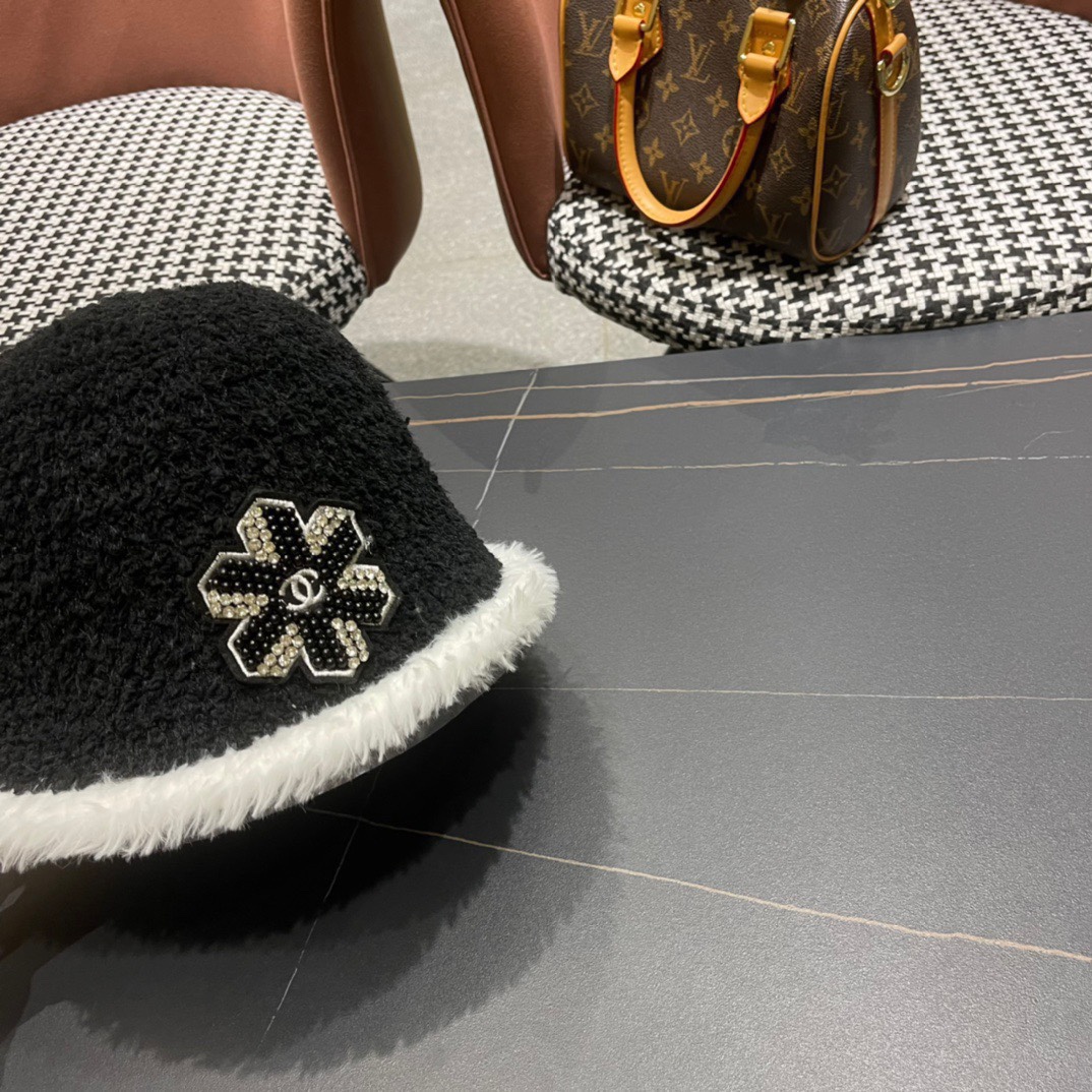 香奈儿Chanel秋冬渔夫帽微A帽型巨显脸小️随便戴都很好看想要酷点选黑色️想温柔气质可以选白色素颜戴这