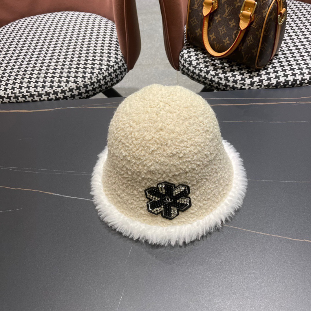 香奈儿Chanel秋冬渔夫帽微A帽型巨显脸小️随便戴都很好看想要酷点选黑色️想温柔气质可以选白色素颜戴这