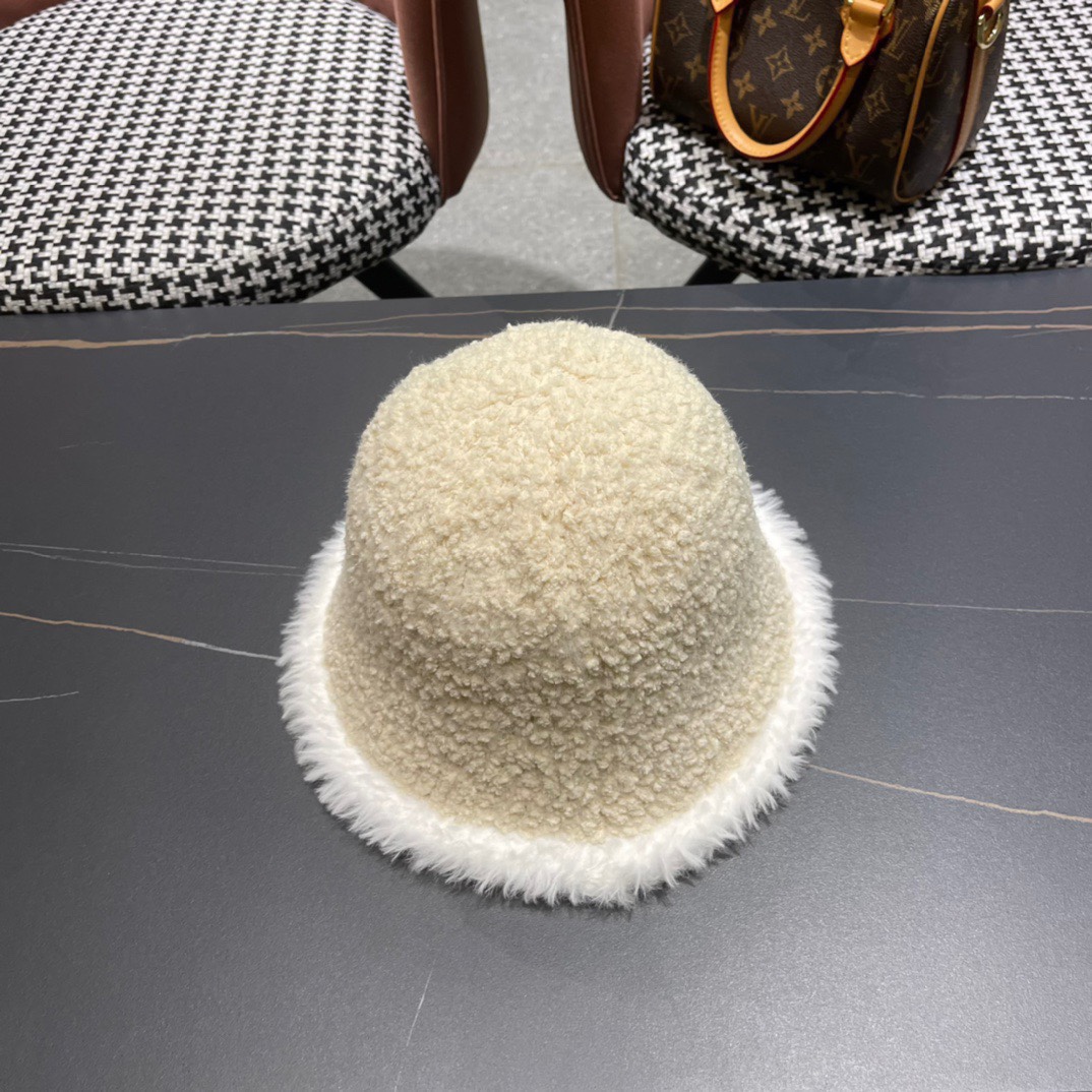 香奈儿Chanel秋冬渔夫帽微A帽型巨显脸小️随便戴都很好看想要酷点选黑色️想温柔气质可以选白色素颜戴这