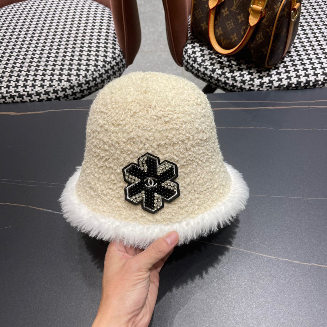 香奈儿Chanel秋冬渔夫帽微A帽型巨显脸小️随便戴都很好看想要酷点选黑色️想温柔气质可以选白色素颜戴这