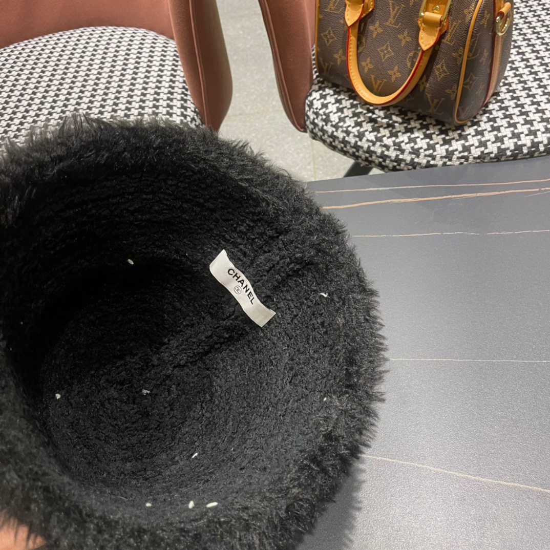 香奈儿Chanel秋冬渔夫帽微A帽型巨显脸小️随便戴都很好看想要酷点选黑色️想温柔气质可以选白色素颜戴这