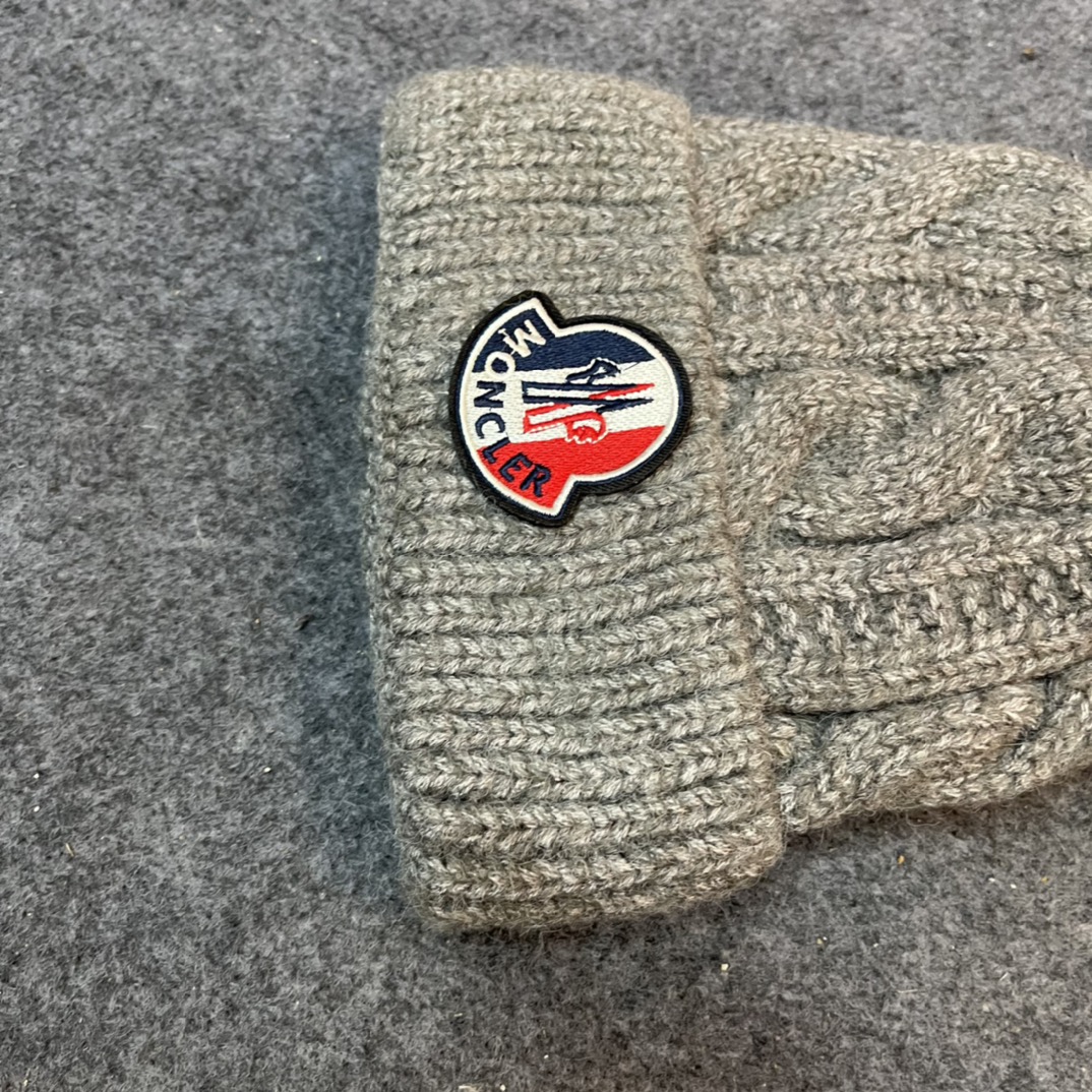 经典蒙口毛线帽秋冬颜值超高的单品之一毛球毛线帽毛质非常紧致有质感！拍照很上镜