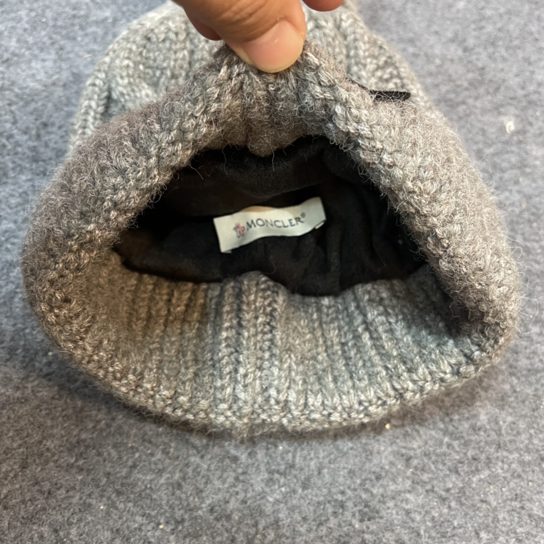经典蒙口毛线帽秋冬颜值超高的单品之一毛球毛线帽毛质非常紧致有质感！拍照很上镜