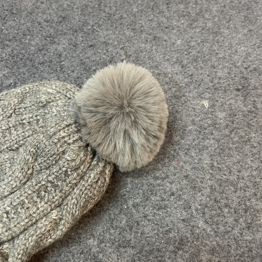 经典蒙口毛线帽秋冬颜值超高的单品之一毛球毛线帽毛质非常紧致有质感！拍照很上镜