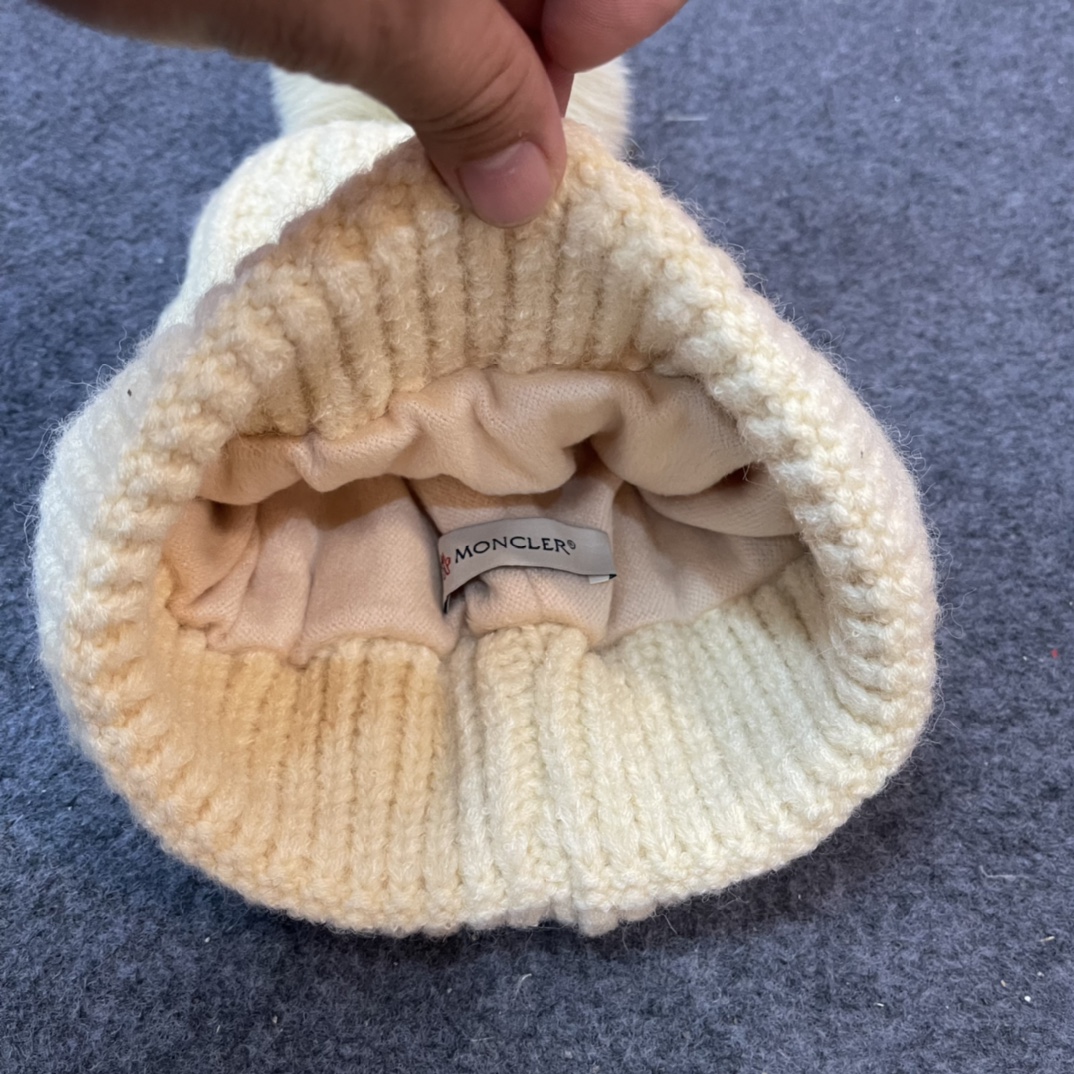 经典蒙口毛线帽秋冬颜值超高的单品之一毛球毛线帽毛质非常紧致有质感！拍照很上镜