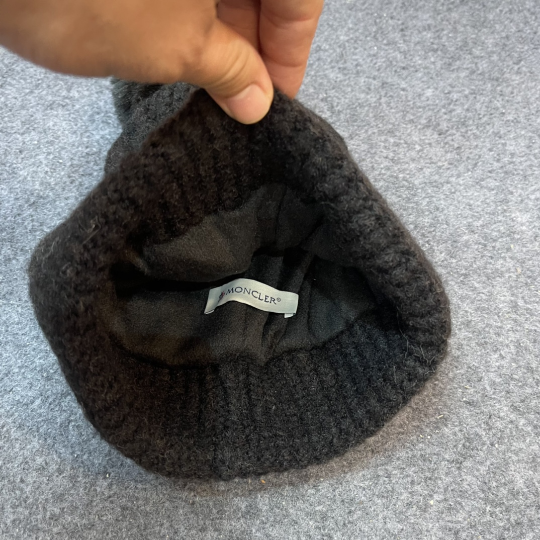 经典蒙口毛线帽秋冬颜值超高的单品之一毛球毛线帽毛质非常紧致有质感！拍照很上镜