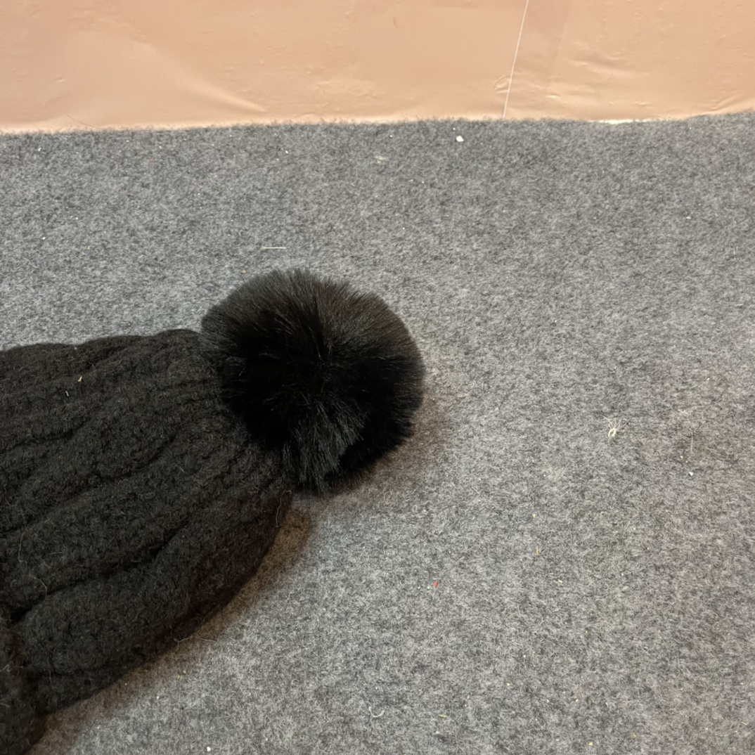 经典蒙口毛线帽秋冬颜值超高的单品之一毛球毛线帽毛质非常紧致有质感！拍照很上镜