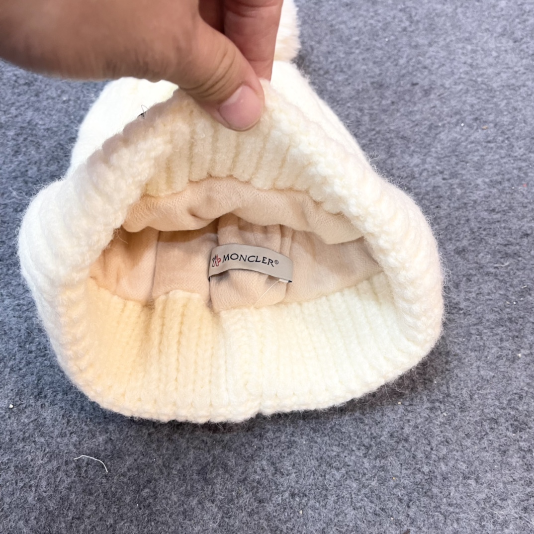 经典蒙口毛线帽秋冬颜值超高的单品之一毛球毛线帽毛质非常紧致有质感！拍照很上镜