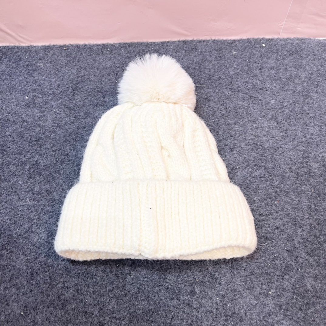 经典蒙口毛线帽秋冬颜值超高的单品之一毛球毛线帽毛质非常紧致有质感！拍照很上镜
