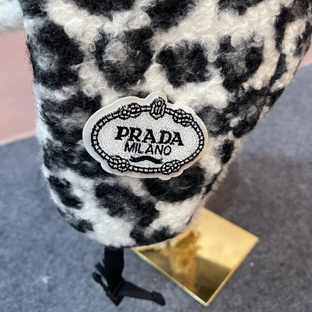 普拉达Prada2024年冬季新款豹纹加绒加厚保暖雷锋帽子女骑车百搭护耳帽