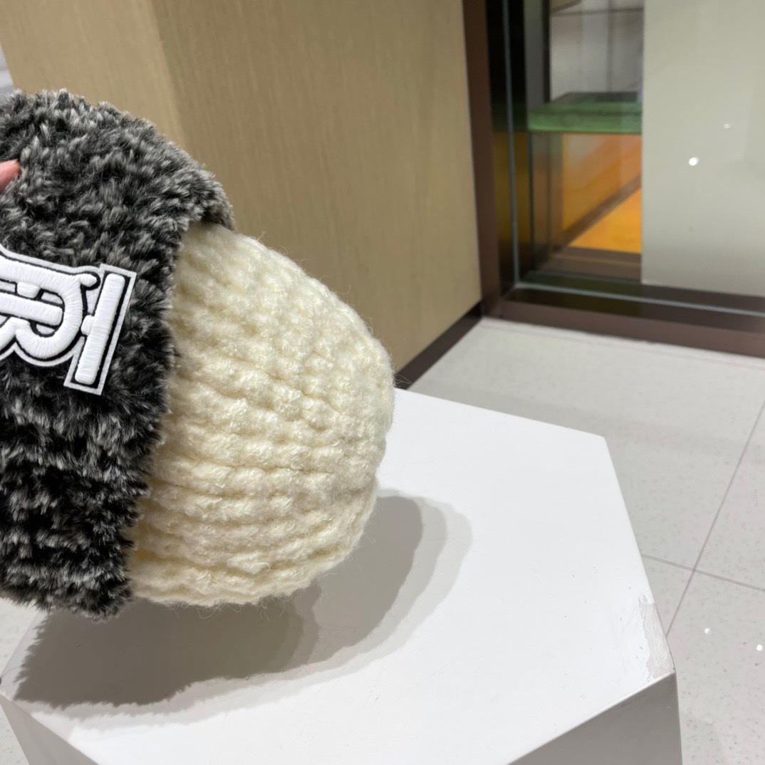 Burberry巴宝莉拼色卷边时尚百搭显脸小针织帽女士冬季户外保暖护耳毛线帽潮