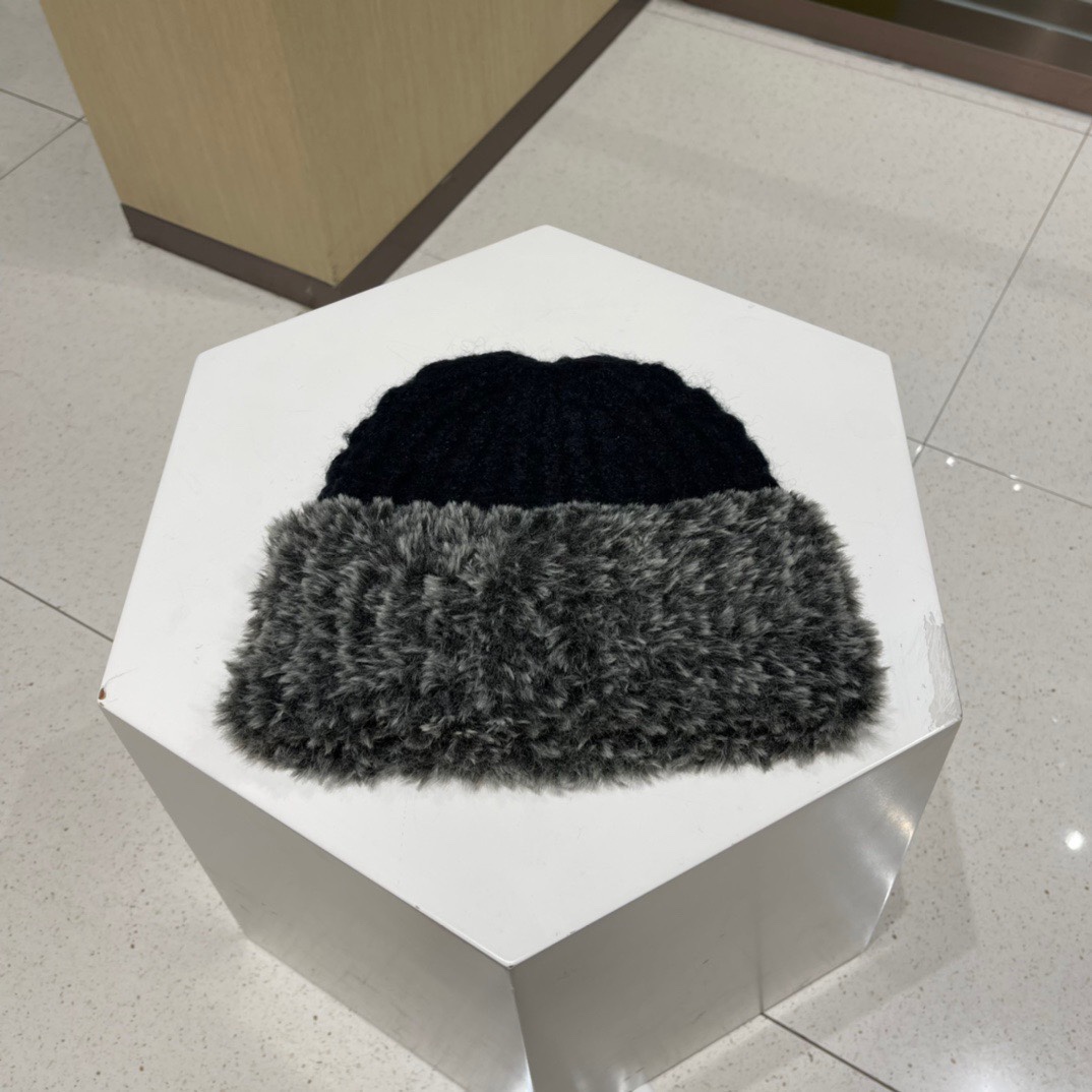 Burberry巴宝莉拼色卷边时尚百搭显脸小针织帽女士冬季户外保暖护耳毛线帽潮