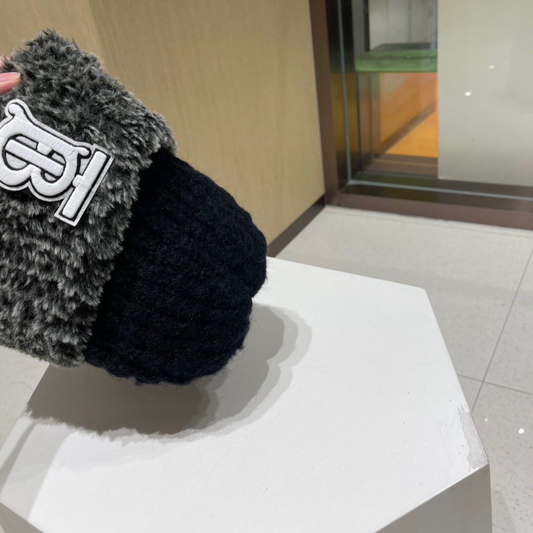 Burberry巴宝莉拼色卷边时尚百搭显脸小针织帽女士冬季户外保暖护耳毛线帽潮