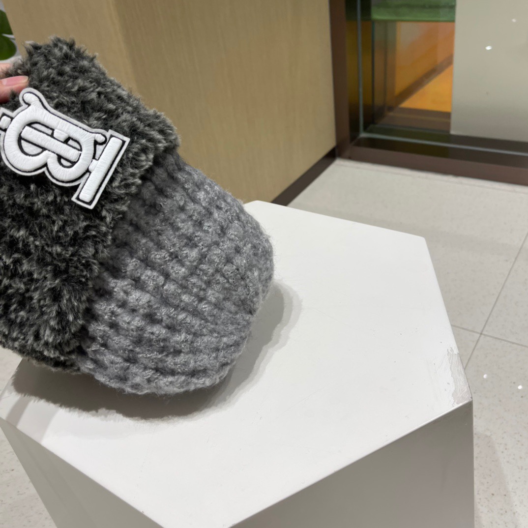 Burberry巴宝莉拼色卷边时尚百搭显脸小针织帽女士冬季户外保暖护耳毛线帽潮