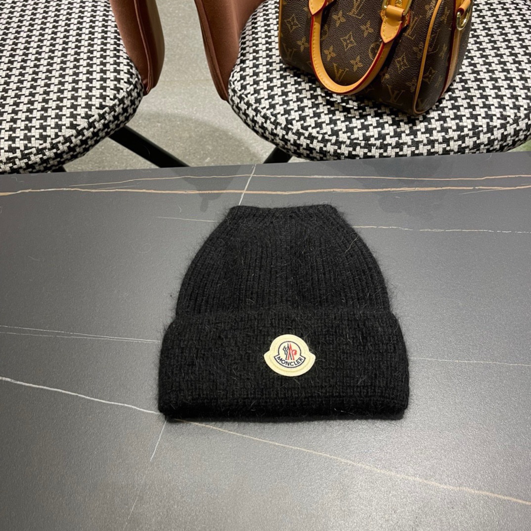盟可睐moncler蒙口！针织毛线帽️简约设成为我秋冬穿搭的加分单品大大增加了整体搭配视觉的饱满度
