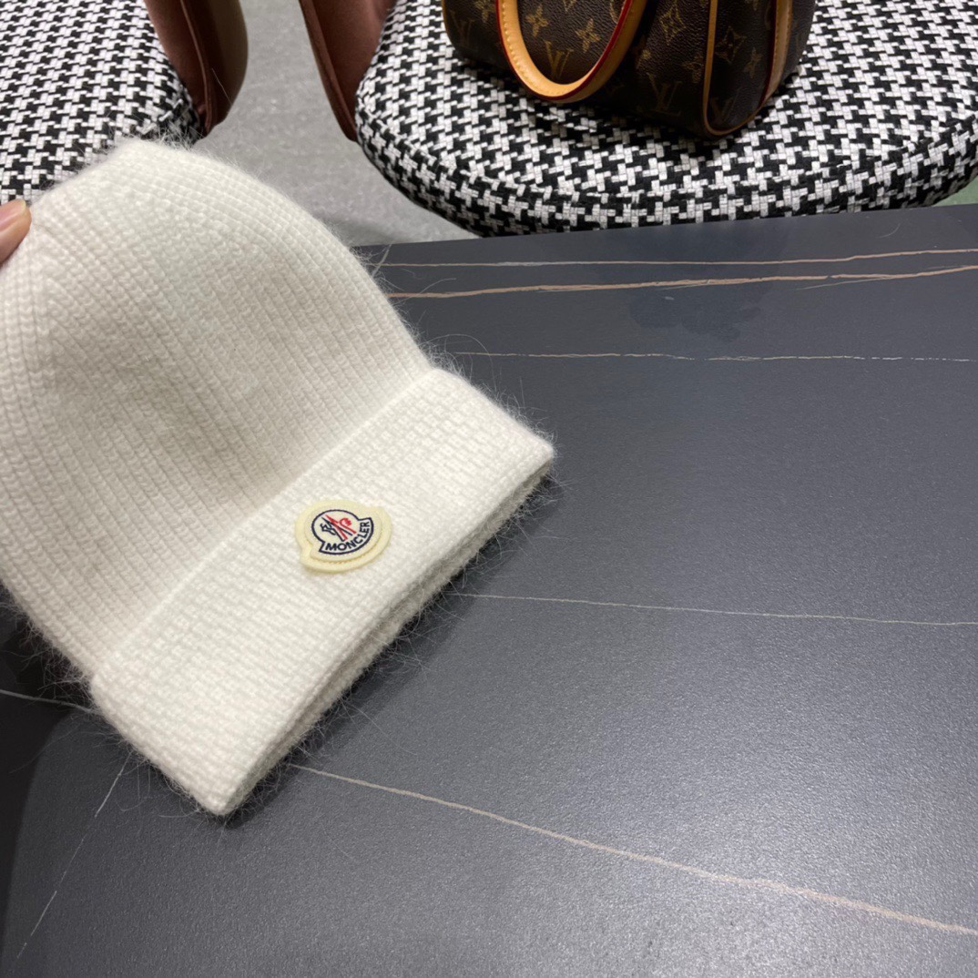 盟可睐moncler蒙口！针织毛线帽️简约设成为我秋冬穿搭的加分单品大大增加了整体搭配视觉的饱满度