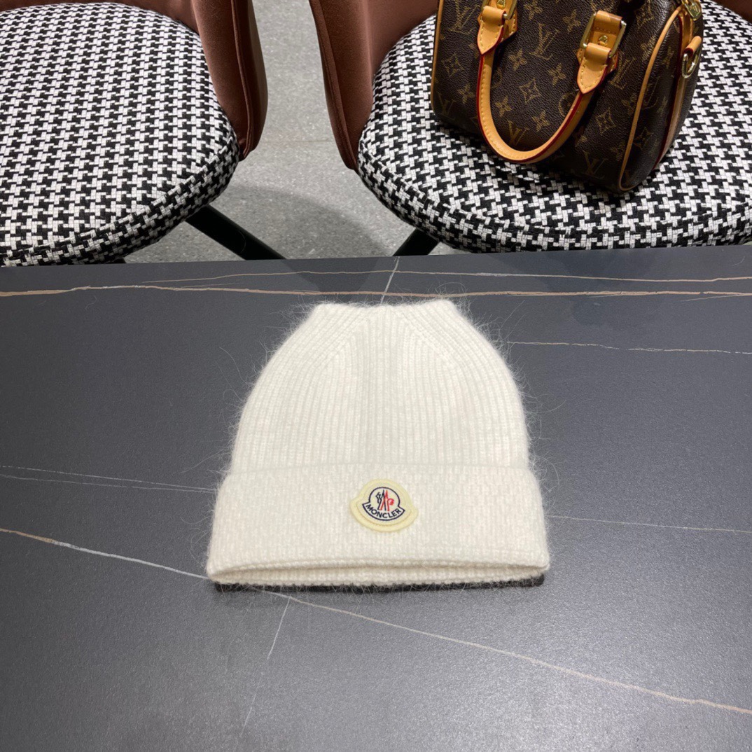 盟可睐moncler蒙口！针织毛线帽️简约设成为我秋冬穿搭的加分单品大大增加了整体搭配视觉的饱满度
