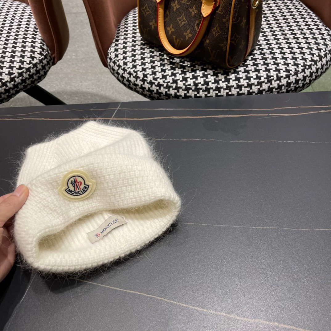 盟可睐moncler蒙口！针织毛线帽️简约设成为我秋冬穿搭的加分单品大大增加了整体搭配视觉的饱满度