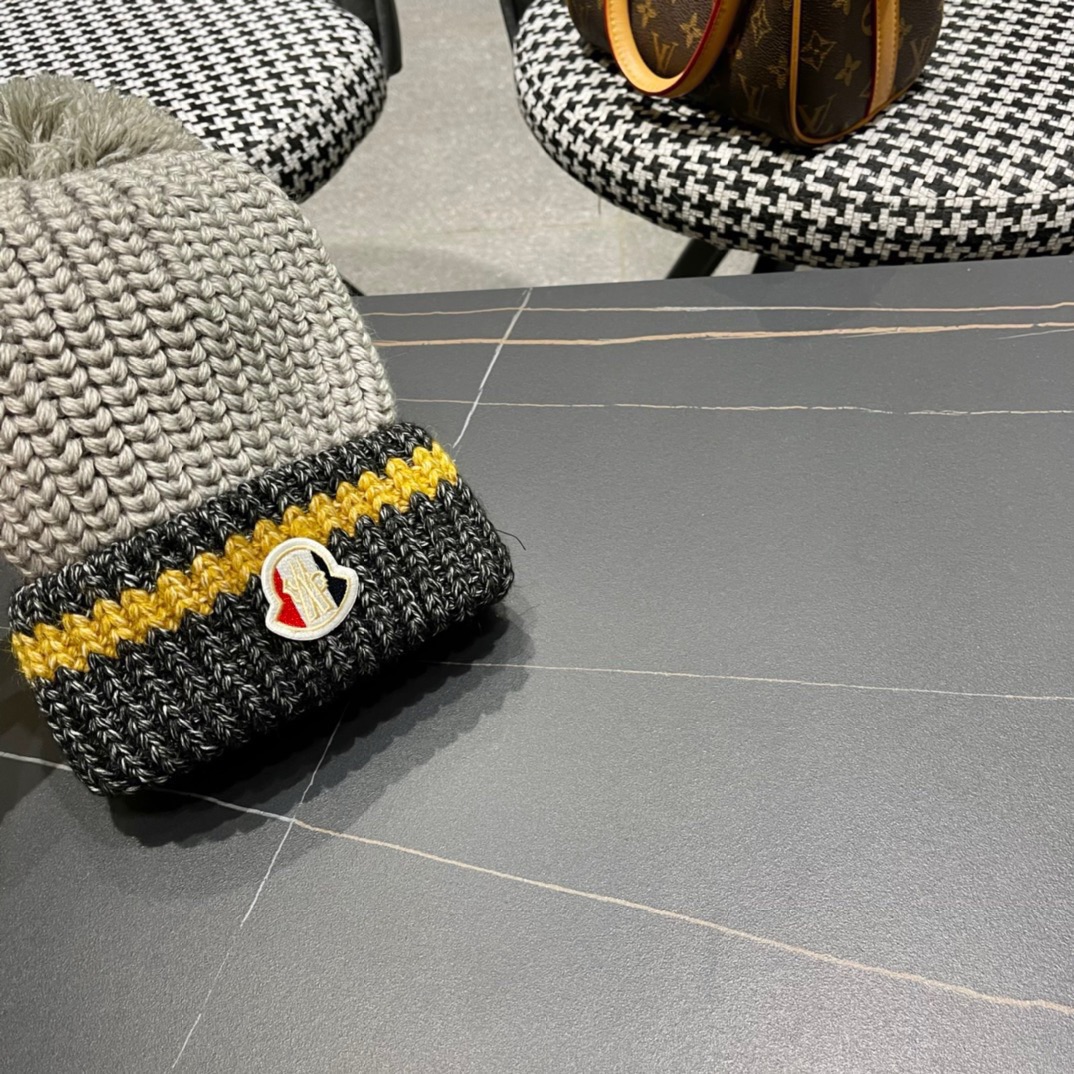 MONCLER蒙口秋冬新款拼色潮潮的洋气大毛球保暖实用舒适针织帽毛线帽